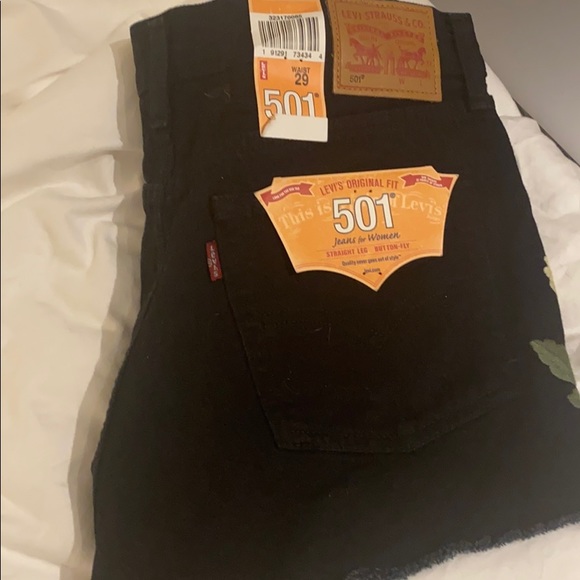 Embroidered Levi’s - Picture 2 of 3